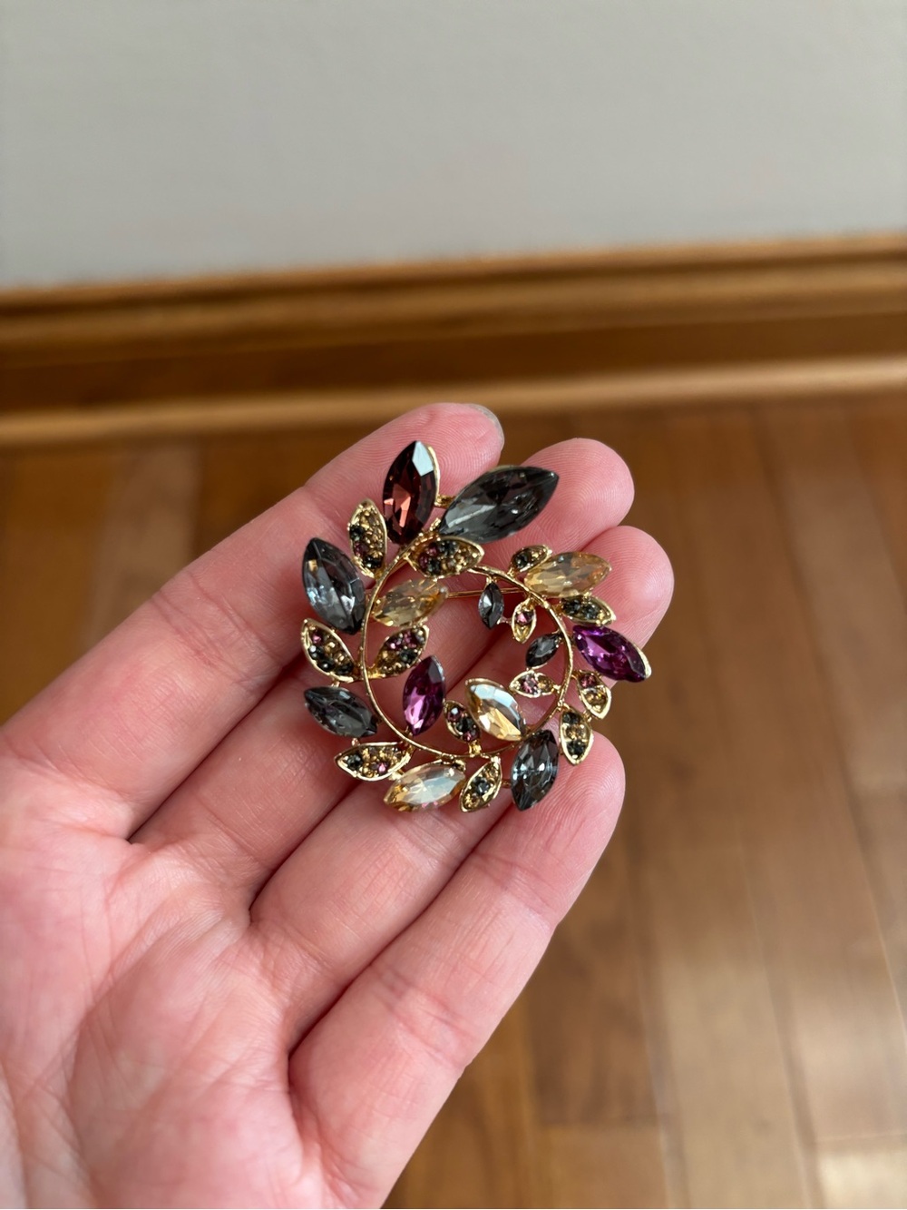 Ornate Gold Tone Vintage Inspired Leaf Brooch - Picture 2 of 3